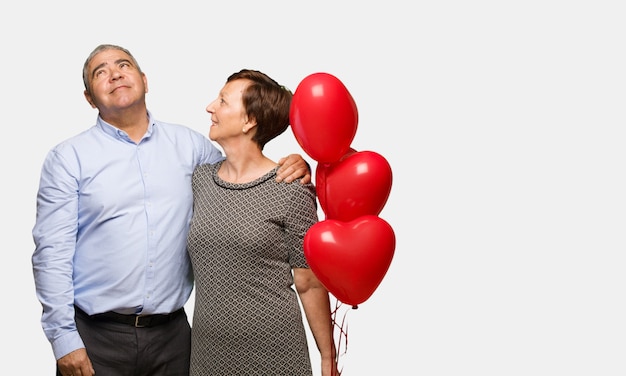 Foto pareja de mediana edad celebrando el día de san valentín