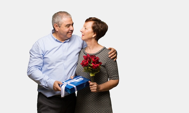 Pareja de mediana edad celebrando el día de san valentín