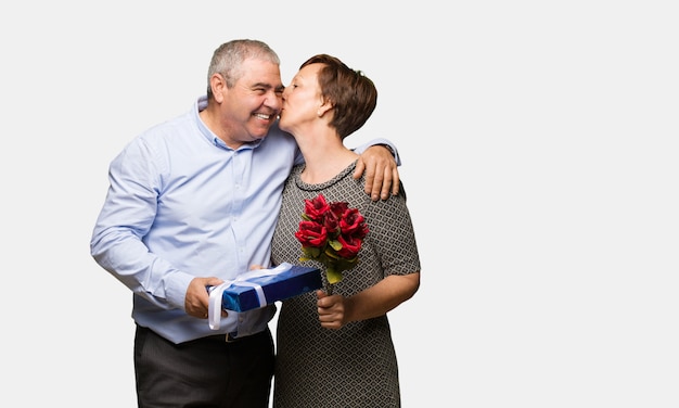 Pareja de mediana edad celebrando el día de san valentín