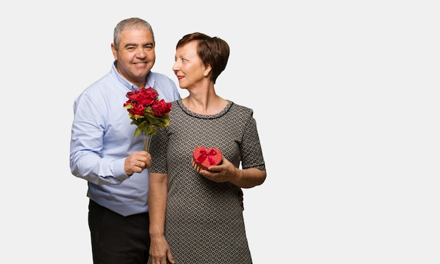 Pareja de mediana edad celebrando el día de san valentín