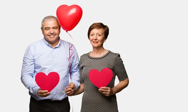 Pareja de mediana edad celebrando el día de san valentín