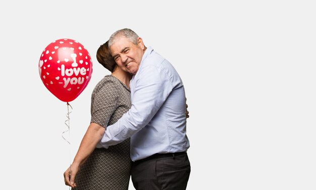 Foto pareja de mediana edad celebrando el día de san valentín