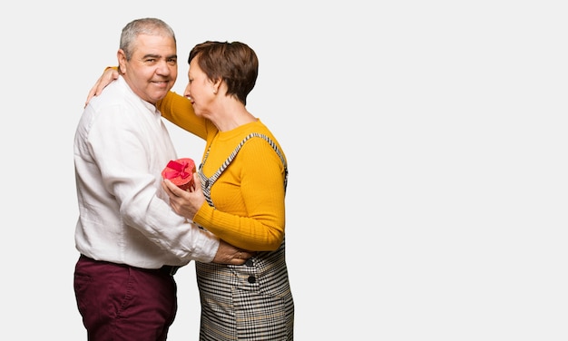 Pareja de mediana edad celebrando el día de san valentín