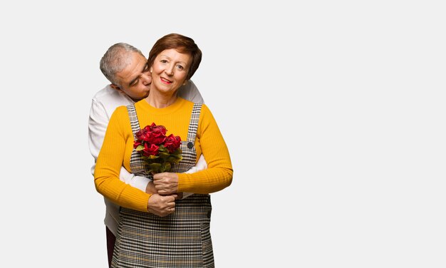 Pareja de mediana edad celebrando el día de san valentín