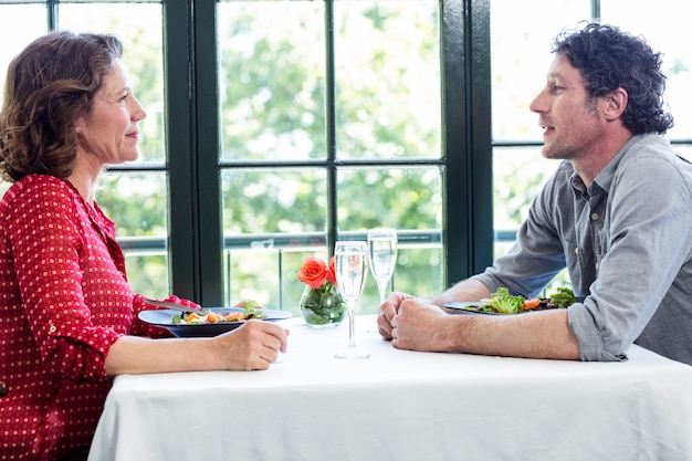 Pareja de mediana edad hablando mientras almorzaba