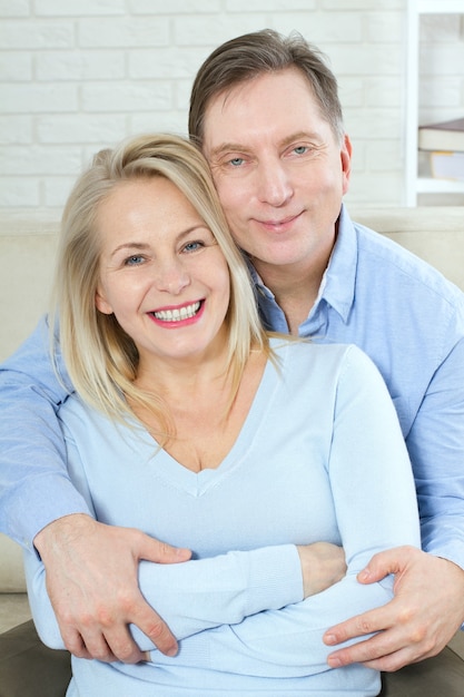 Pareja de mediana edad en un retrato de abrazo.