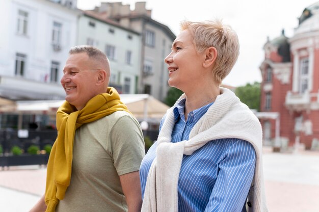 Pareja de mediana edad tener una cita en un día soleado