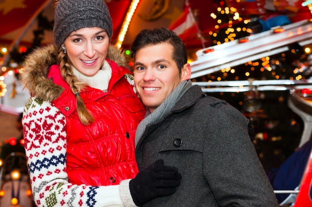 Pareja durante el mercado navideño o la temporada de adviento