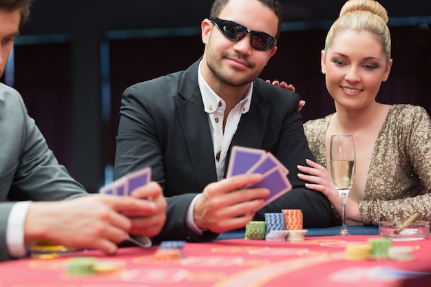 Pareja en la mesa de poker