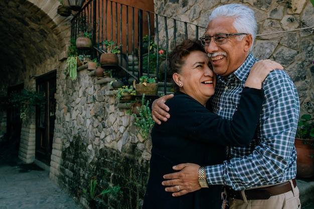 Foto una pareja mexicana latina y enamorada celebra su aniversario.