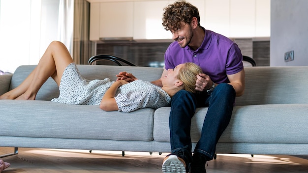 Pareja milenaria en el amor relajándose juntos en el sofá en casa Pareja feliz