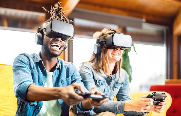 Pareja milenaria jugando con gafas vr en el sofá de casa