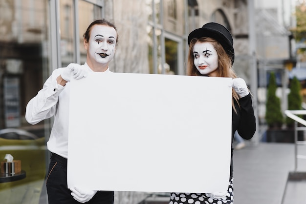 Pareja mimos divertidos con cartel