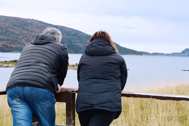 Foto pareja mirando al paisaje.