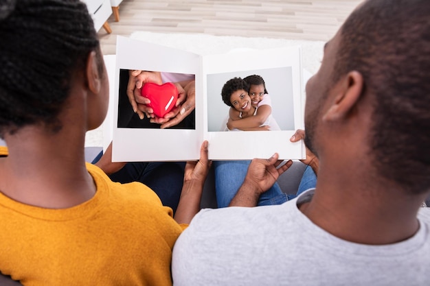 Pareja mirando álbum de fotos