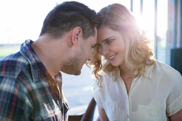 Pareja mirando cara a cara en la cafetería