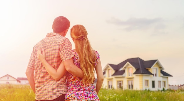 Pareja mirando casa