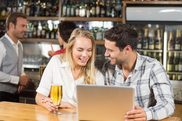 Pareja mirando una computadora portátil