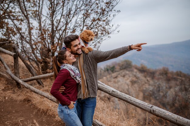 Pareja mirando la hermosa vista.