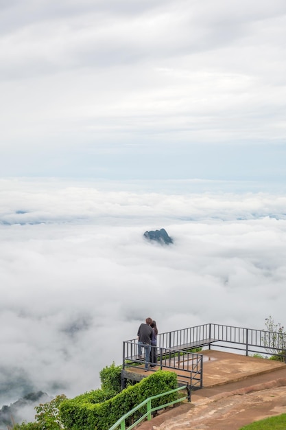 Pareja mirando el lugar más hermoso para ver las nubes en la vista en Phu Thap Boek, Tailandia