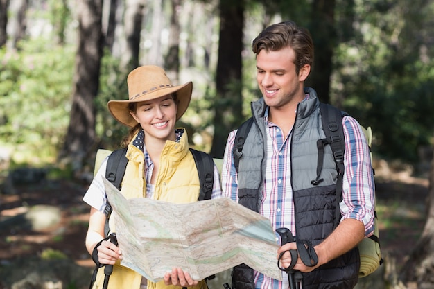 Pareja mirando el mapa durante el senderismo