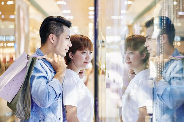 Pareja mirando la pantalla de la tienda