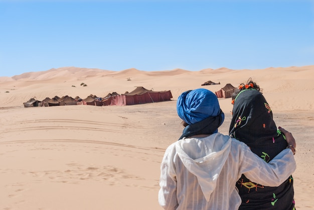 Pareja mirando el pueblo en el desierto