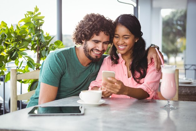 Pareja mirando el teléfono móvil