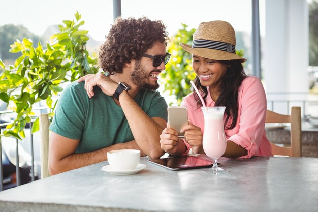 Pareja mirando el teléfono móvil