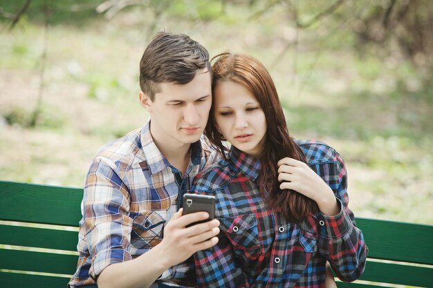 Pareja mirando el teléfono móvil