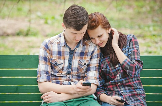 Pareja mirando el teléfono móvil