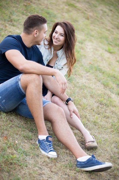 Pareja mirándose a los ojos entre ellos