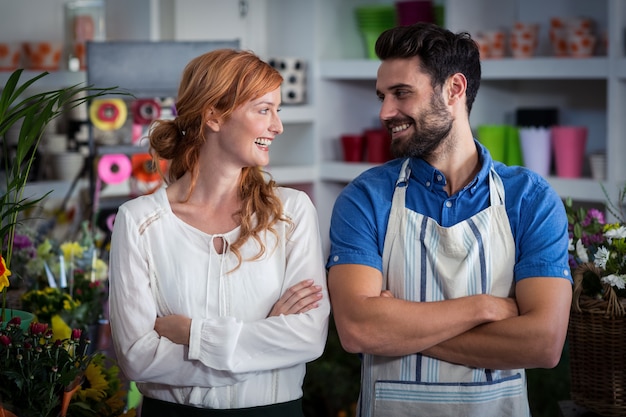 Pareja mirándose y sonriendo