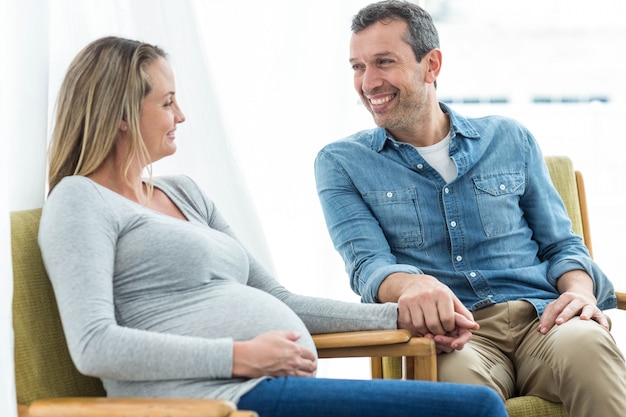 Pareja mirándose y sonriendo