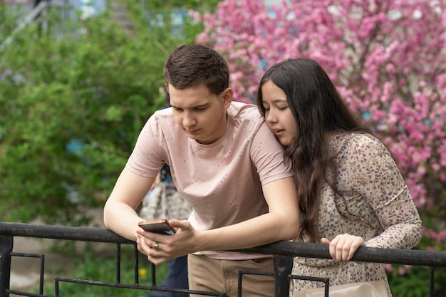 Pareja, mirar el teléfono