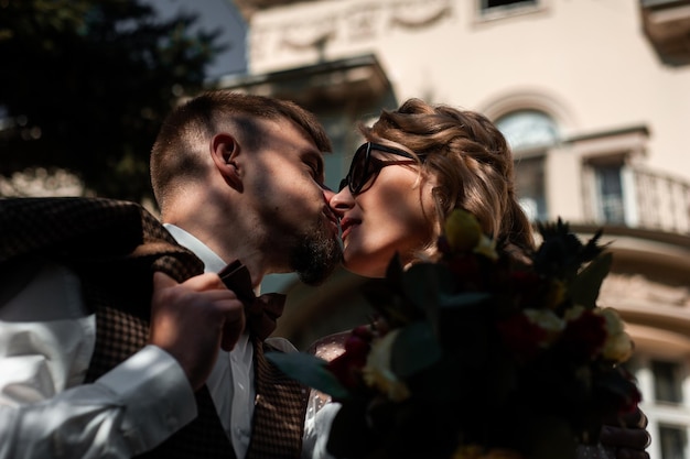 Pareja de moda día de la boda