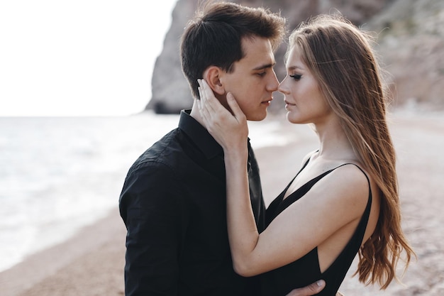 pareja de moda con vestido negro y traje al aire libre