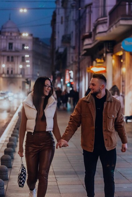 Una pareja moderna paseando por la ciudad con ropa moderna. Enfoque selectivo. foto de alta calidad