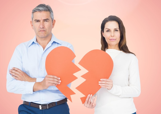 Foto pareja molesta sosteniendo el corazón roto