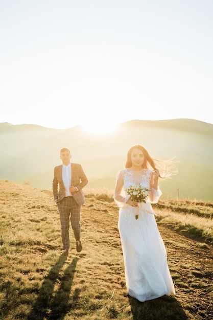 pareja, en, montañas