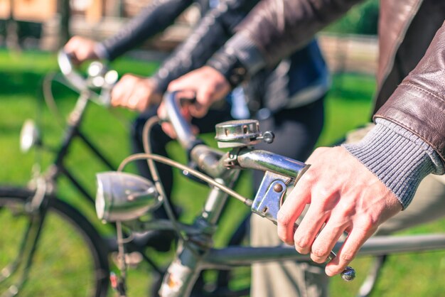 Pareja montando una bicicleta