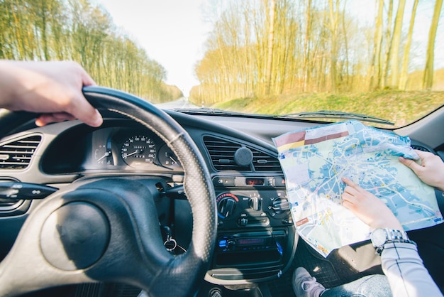 Pareja montando en coche por el concepto de viaje en coche por carretera