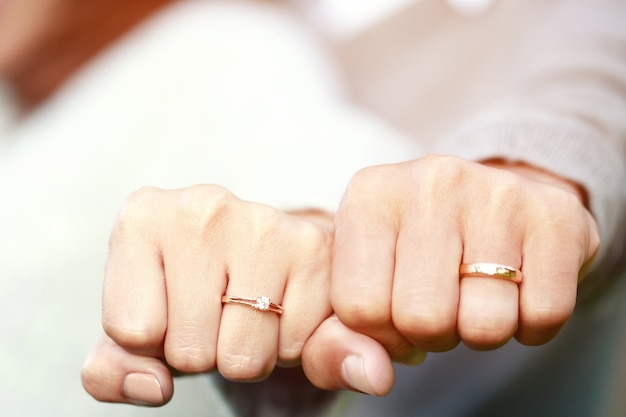 Pareja mostrando sus anillos de boda