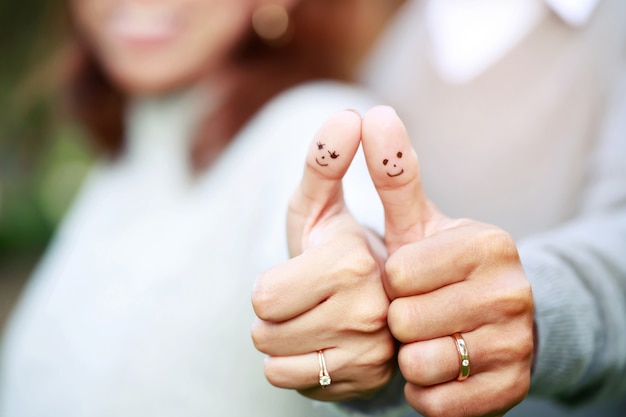 Pareja mostrando sus anillos de boda