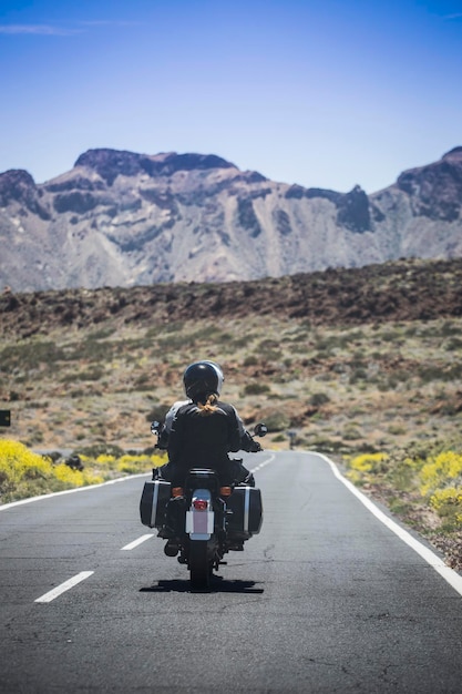 Foto pareja en moto viajando