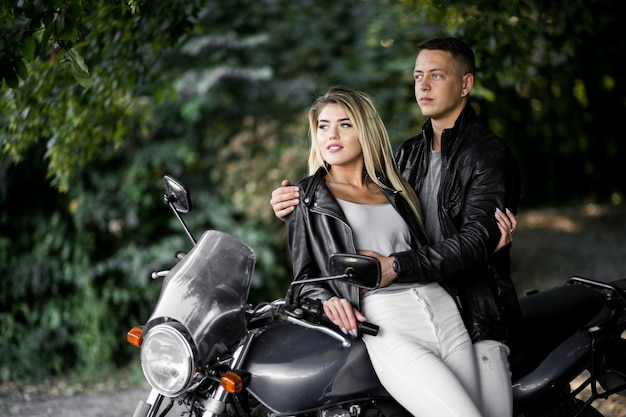 Pareja en una moto