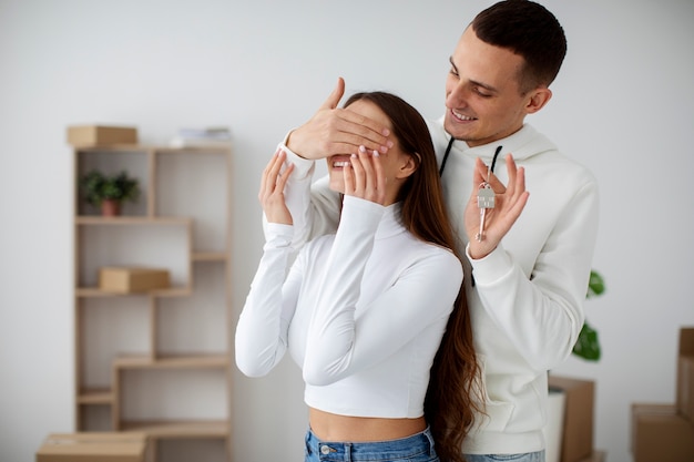 Pareja mudándose a su nueva casa