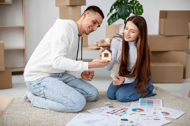 Pareja mudándose a su nueva casa