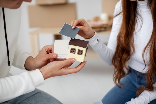 Foto pareja mudándose a su nueva casa