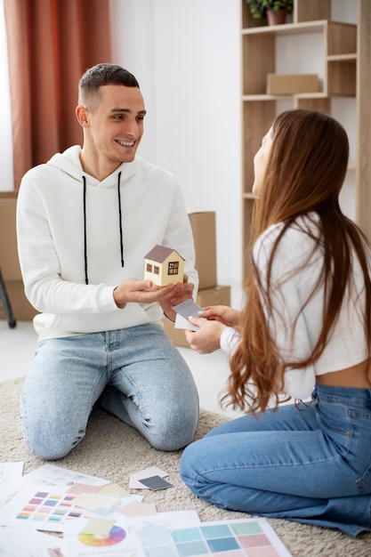 Pareja mudándose a su nueva casa